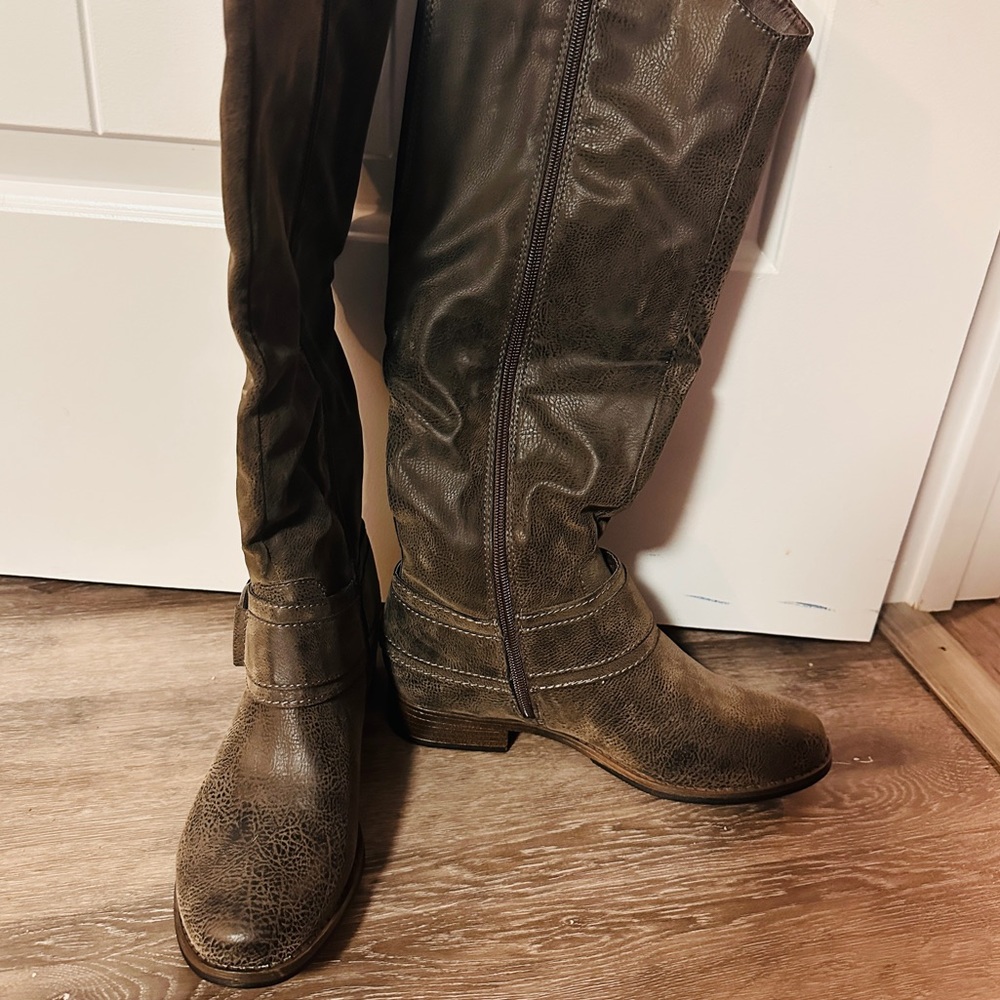 Women’s size 7 buttery new pewter Madeline boots NEW IN BOX NEVER WORN